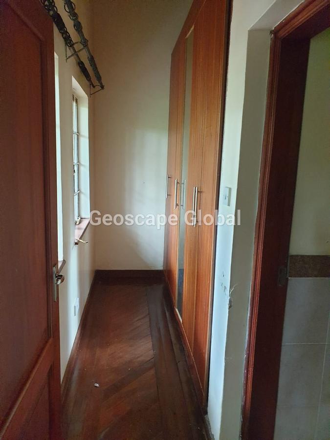 5 Bed House with En Suite in Rosslyn - 11