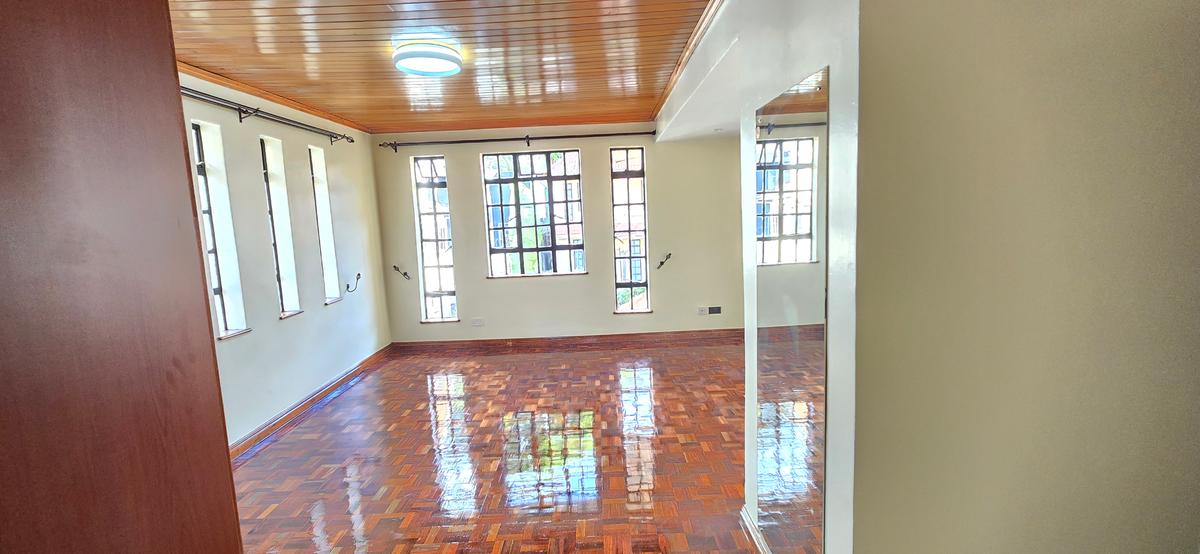 5 Bed Townhouse with En Suite at Lavington - 14