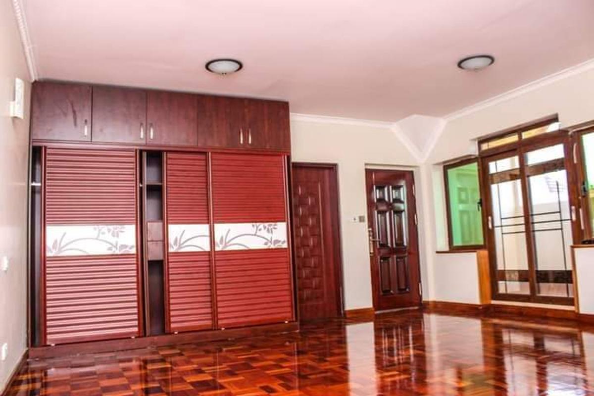 5 Bed Townhouse with En Suite at Lavington - 5