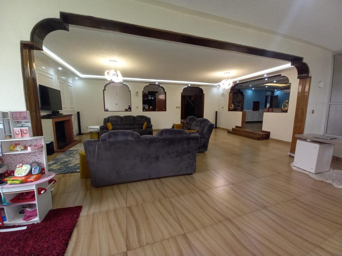 5 Bed House with En Suite in Lavington - 12