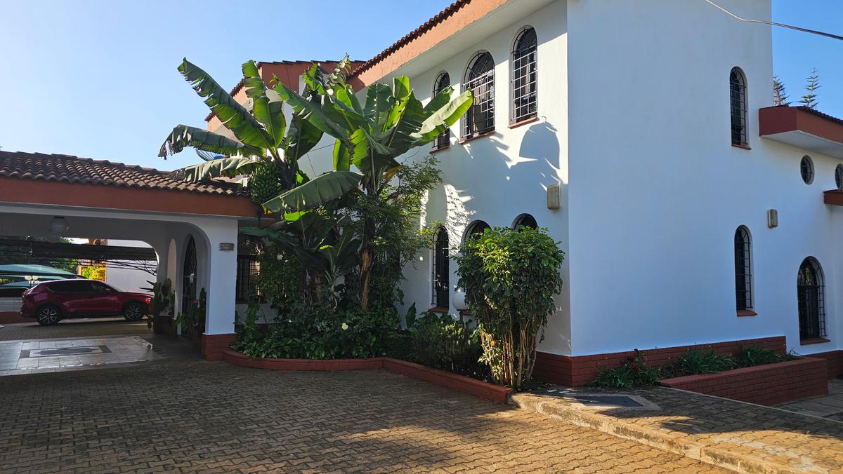 6 Bed House with En Suite at Lavington - 17