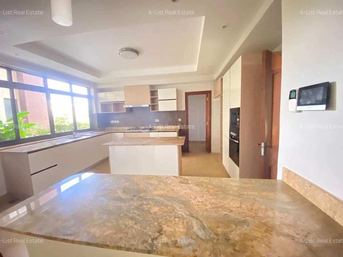 3 Bed Apartment with En Suite at Riverside Gardens - 8