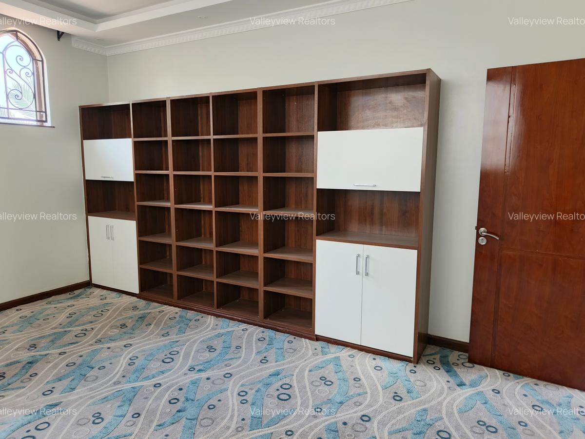 6 Bed Townhouse with En Suite at Lavington - 7