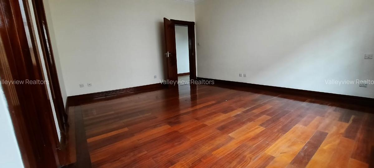 4 Bed Townhouse with En Suite at Lavington - 20