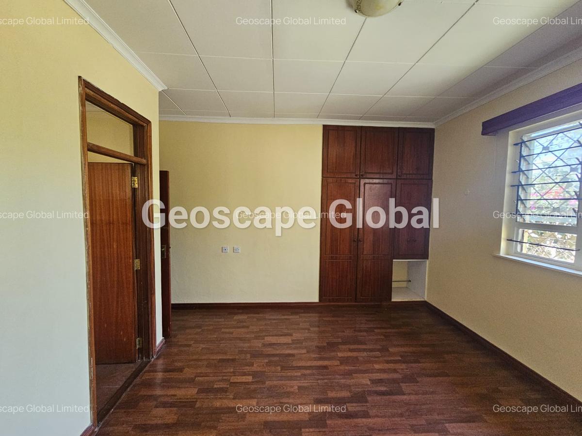 4 Bed House with En Suite in Lavington - 10