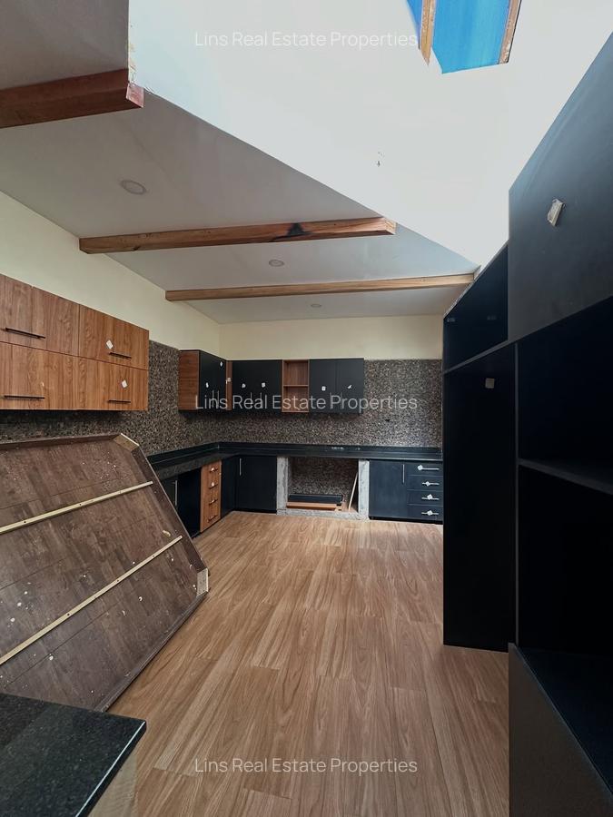 7 Bed House with En Suite in Ridgeways - 9
