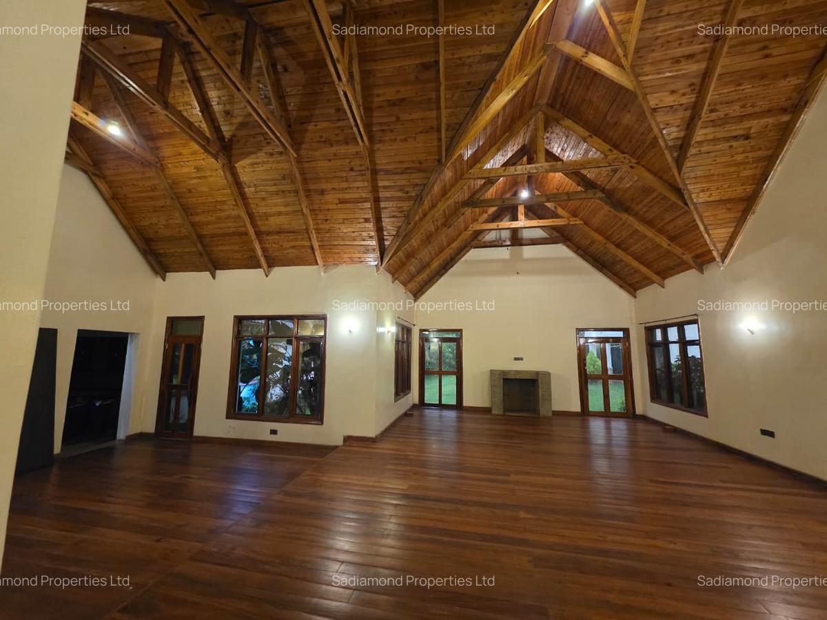 7 Bed House with En Suite in Ridgeways - 1