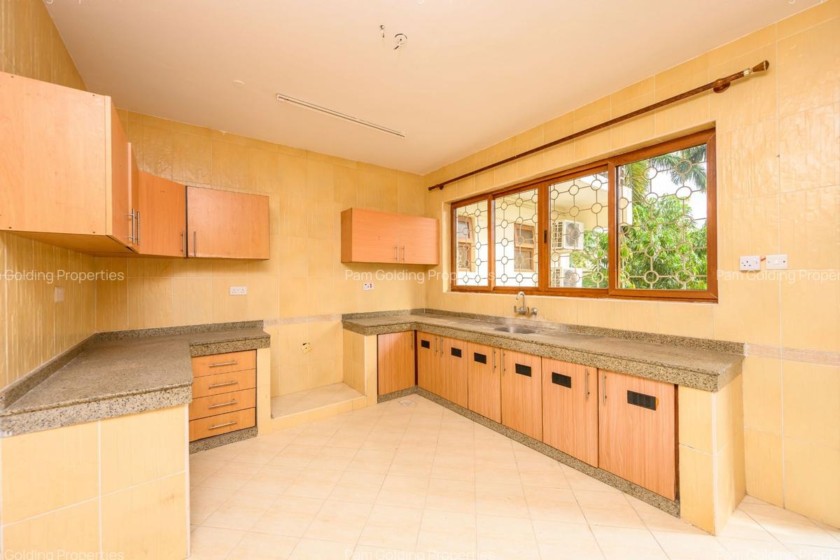 3 Bed Apartment with En Suite at Links Road - 6