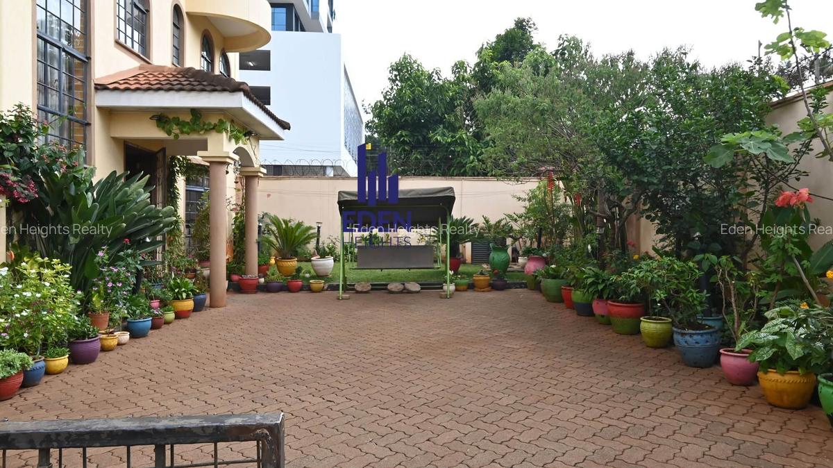 5 Bed Townhouse with En Suite in General Mathenge - 2