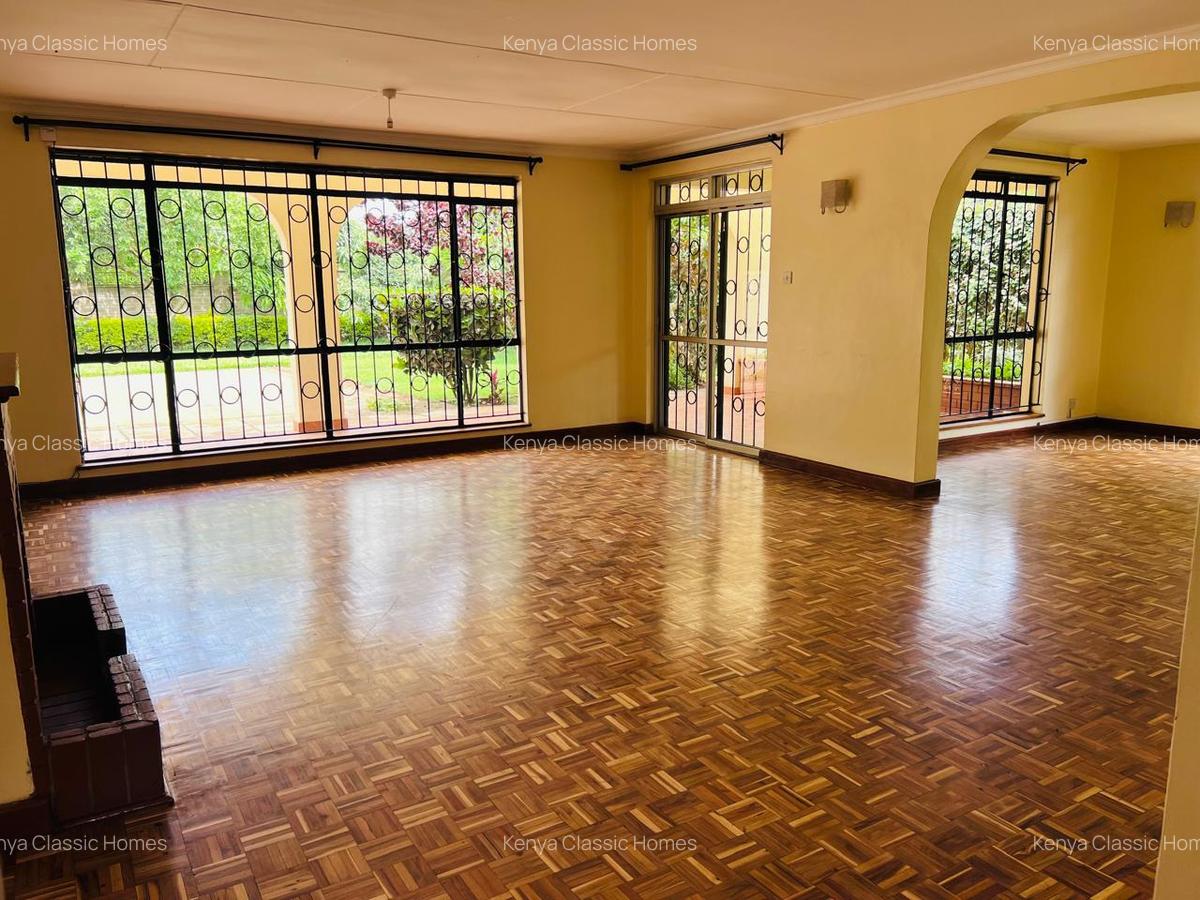 4 Bed House with En Suite at Mountain View - 10