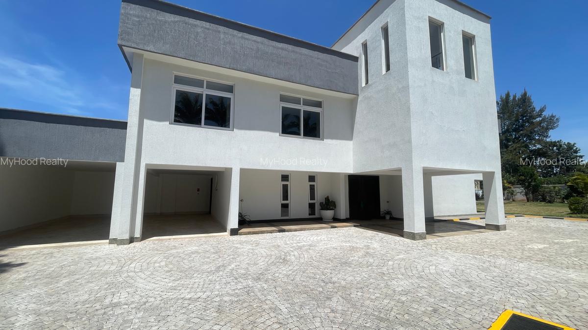 5 Bed House with En Suite in Runda - 2