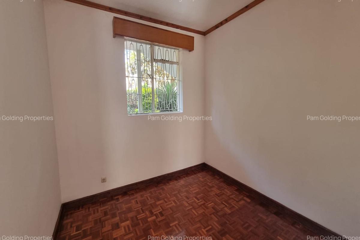 5 Bed House with Garden in Rosslyn - 12