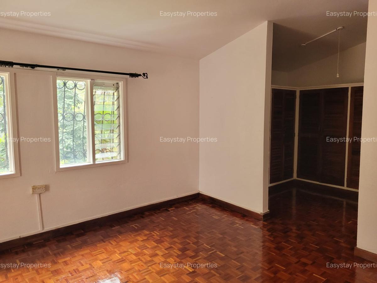 4 Bed House with En Suite in Hill View - 5