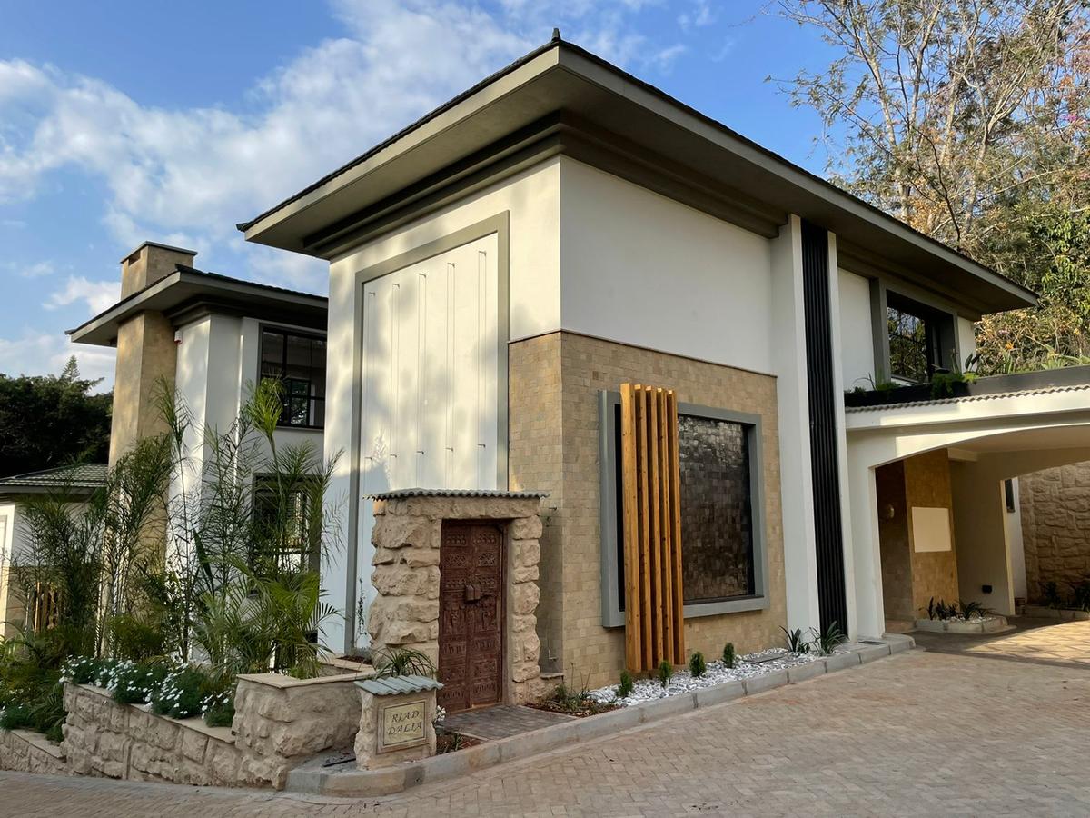 5 Bed House with En Suite in Lavington - 19