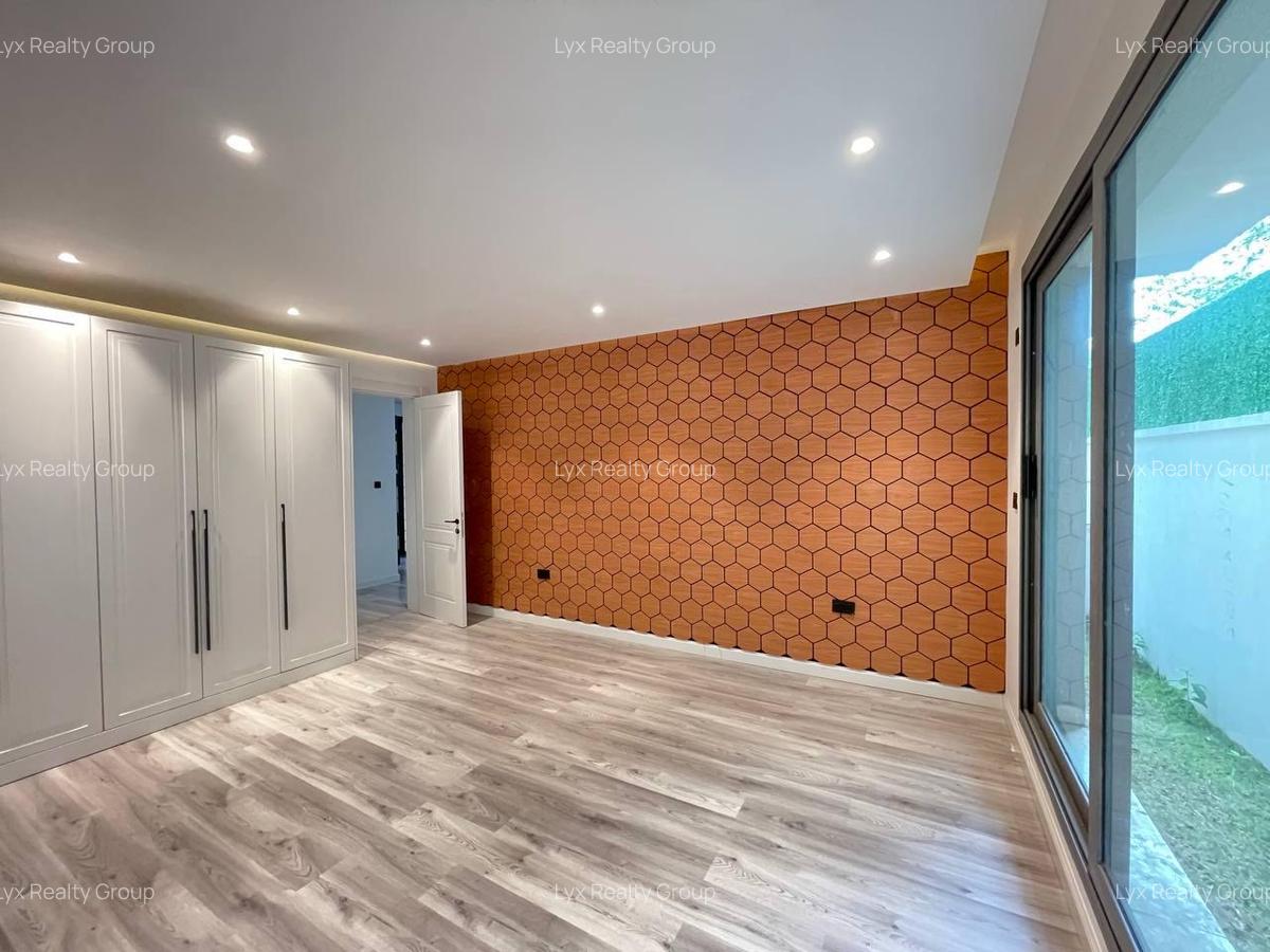 5 Bed Villa with En Suite in Lavington - 6