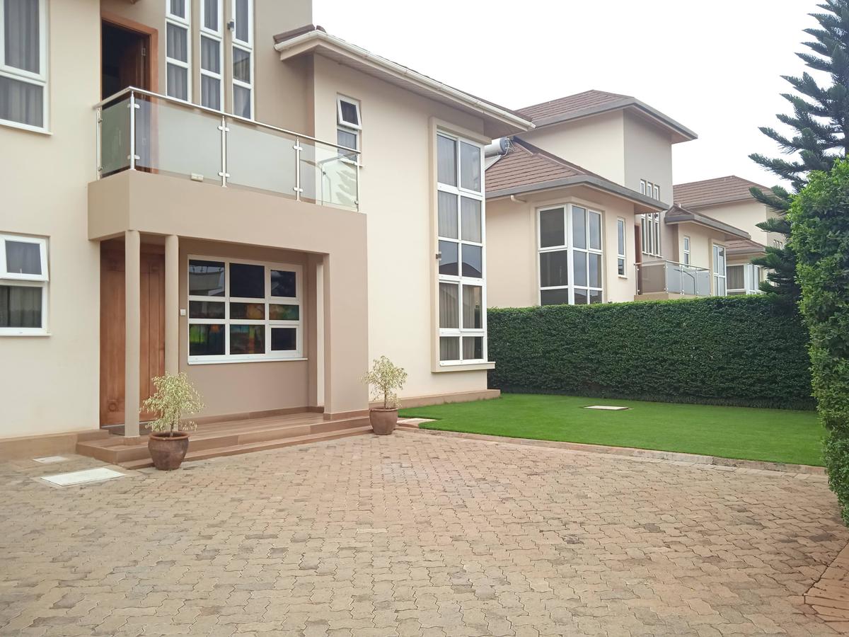 4 Bed House with En Suite in Runda - 2