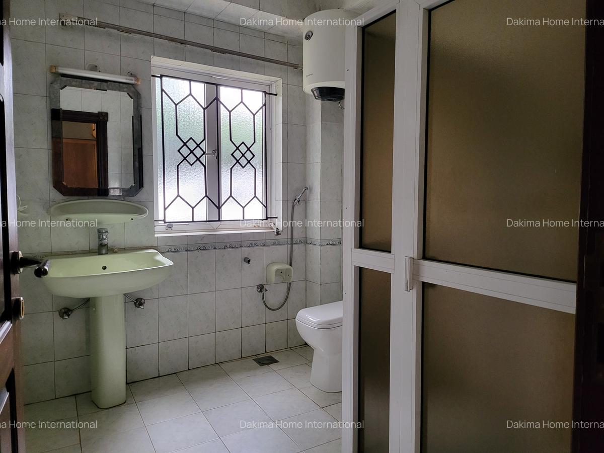 4 Bed House with En Suite in Hill View - 8