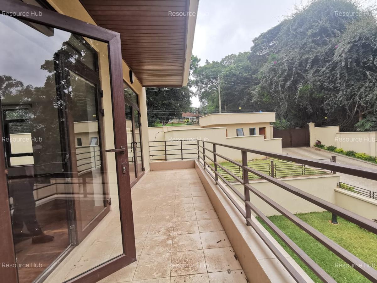 5 Bed Townhouse with En Suite at Lavington Green - 11