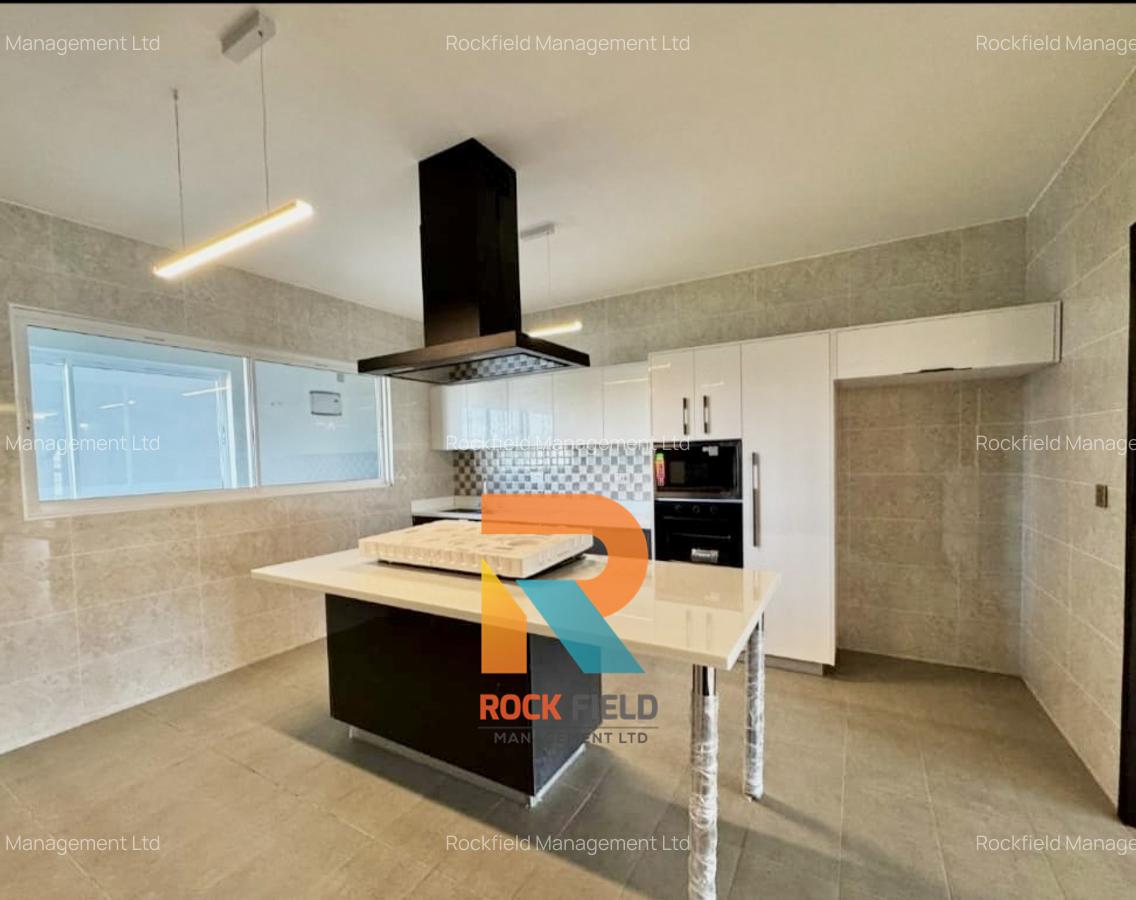 3 Bed Apartment with En Suite in Riverside - 5