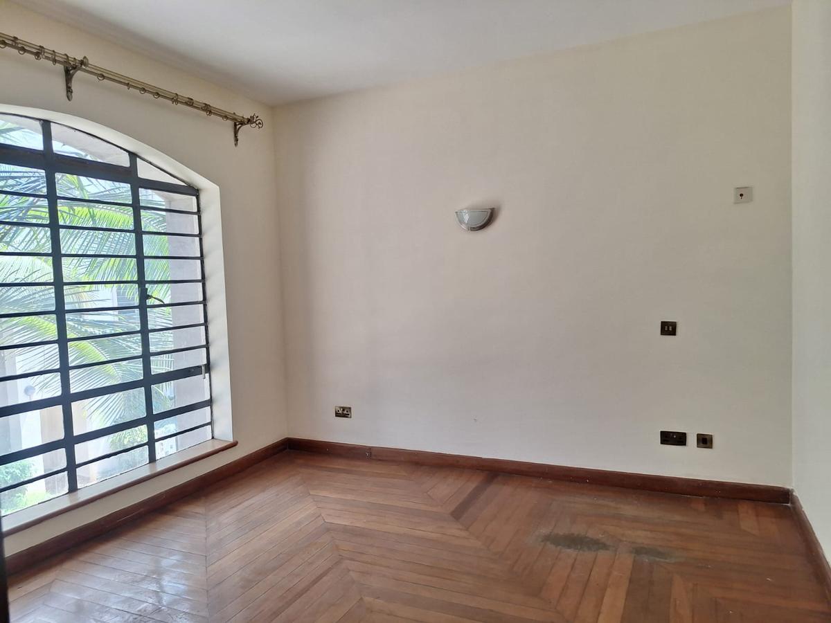 5 Bed Townhouse with En Suite in Lavington - 17