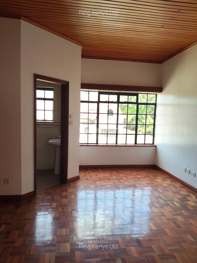 5 Bed House with En Suite in Lavington - 13