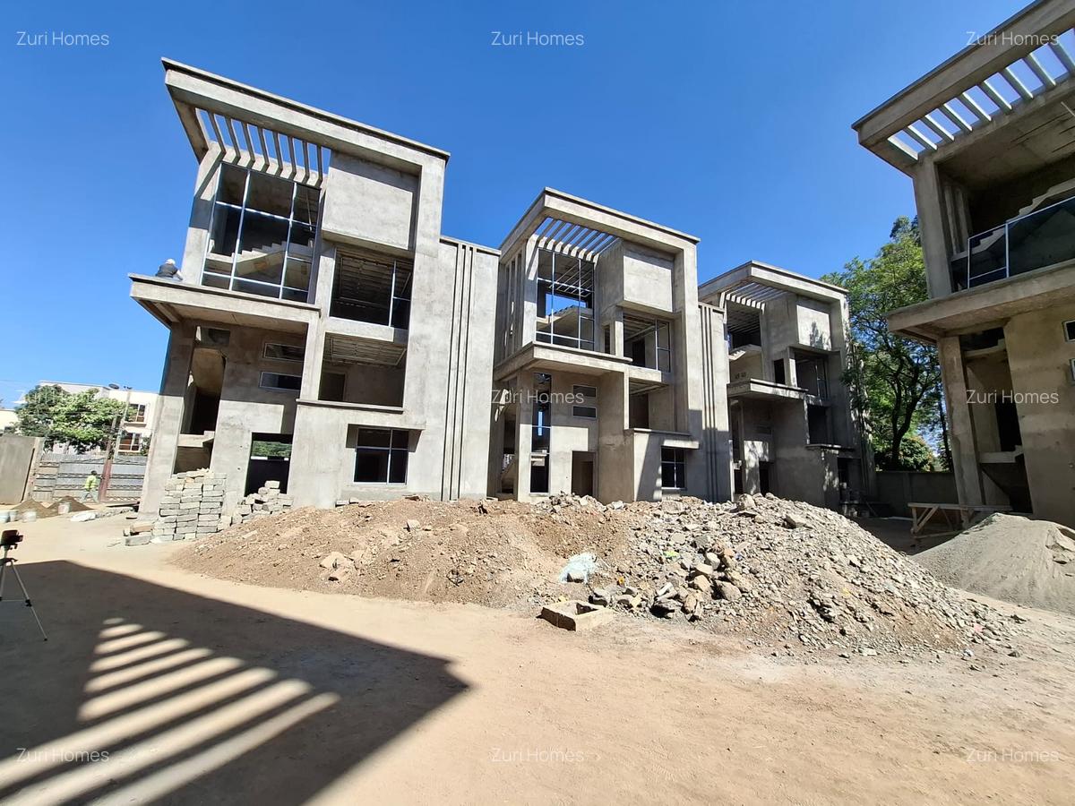 5 Bed Townhouse with En Suite in Lavington - 2