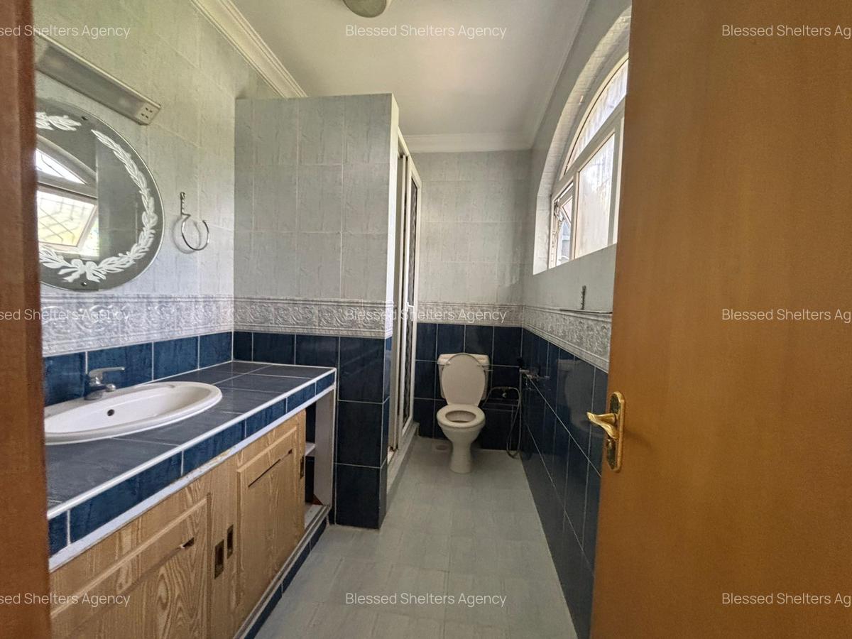 5 Bed House with En Suite in Runda - 9