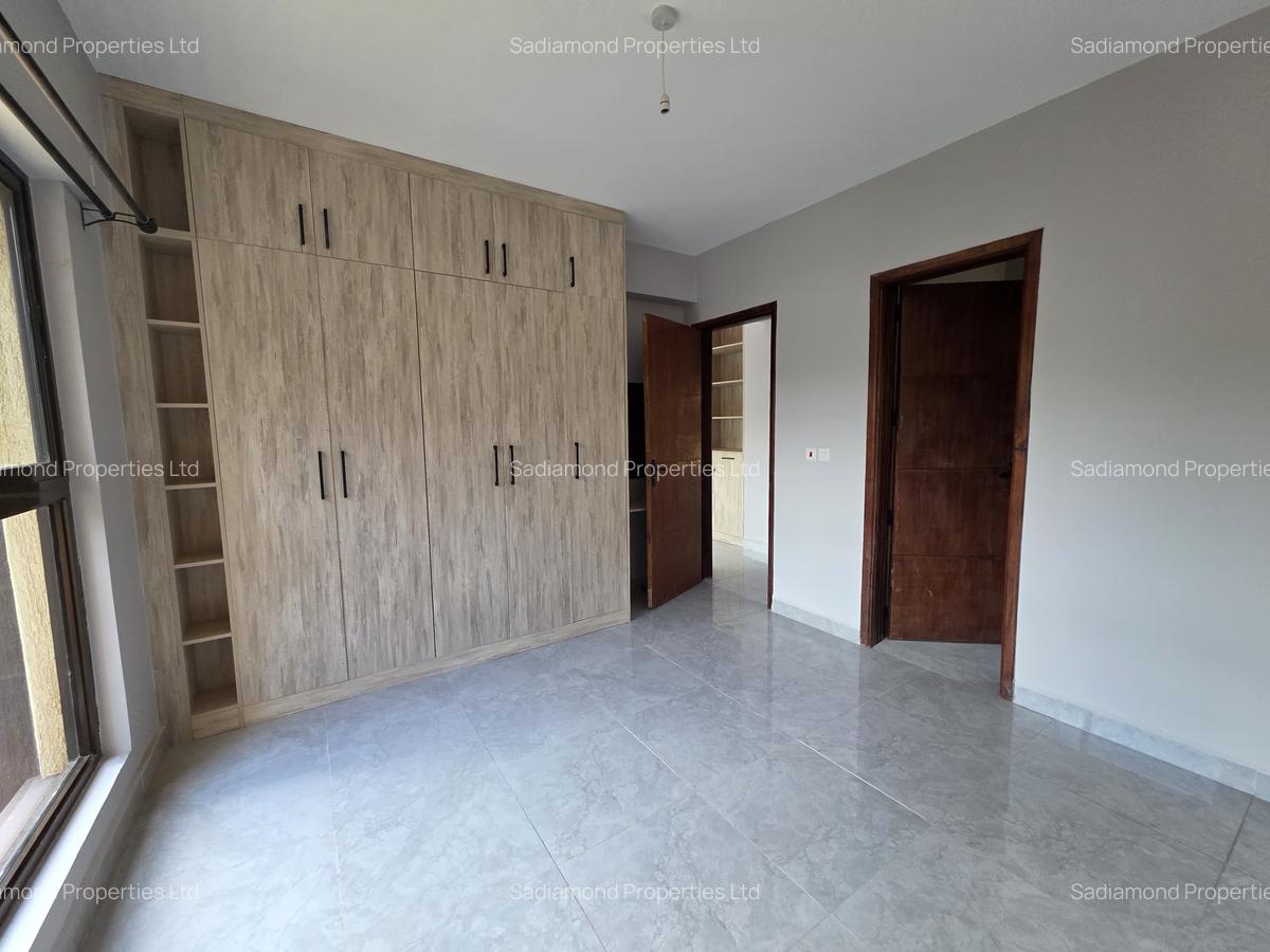 1 Bed Apartment with En Suite in Brookside - 3