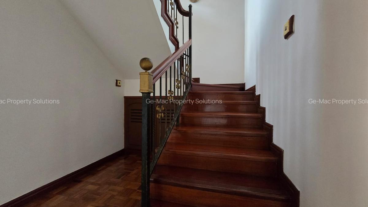 4 Bed House with En Suite in Lavington - 12