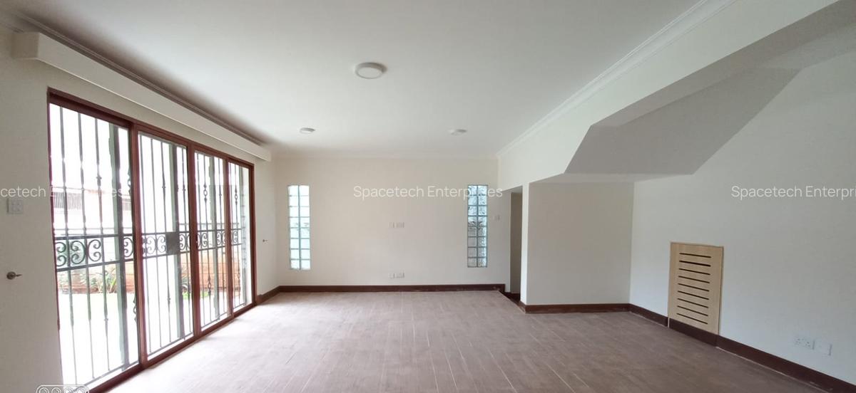 5 Bed Townhouse with En Suite in Spring Valley - 4