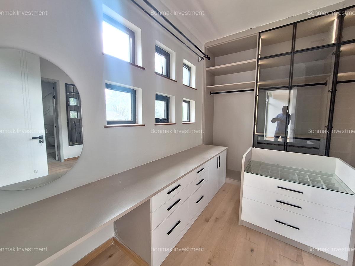 5 Bed Townhouse with En Suite at The Heart Of Lavington. - 9