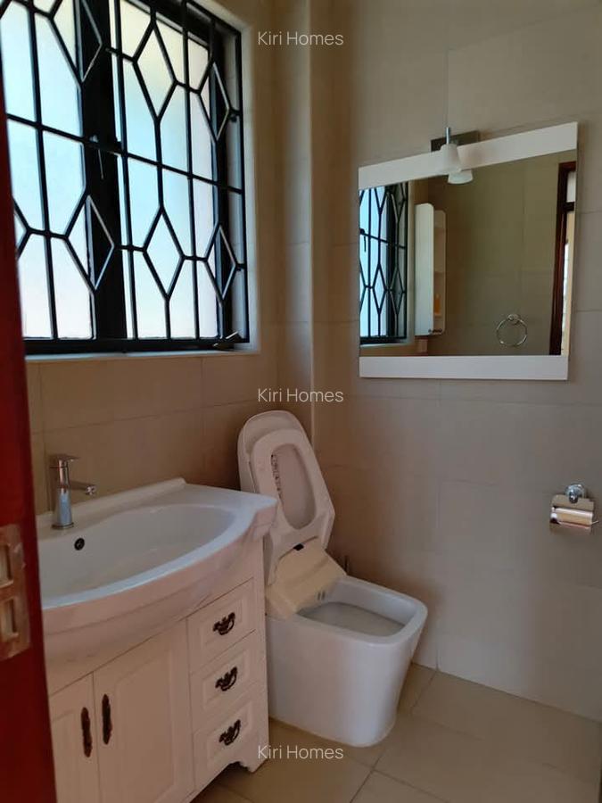 5 Bed Townhouse with En Suite in Gigiri - 13