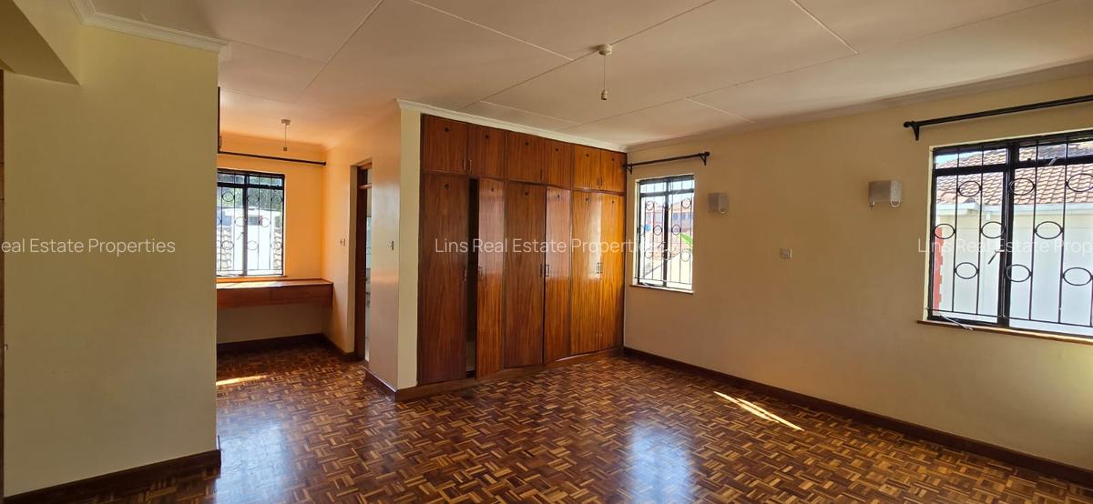 4 Bed House with En Suite in Mountain View - 18