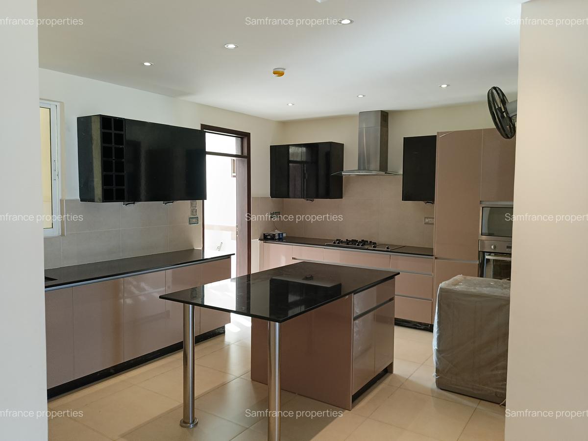 Serviced 2 Bed Apartment with En Suite at Links Road - 3