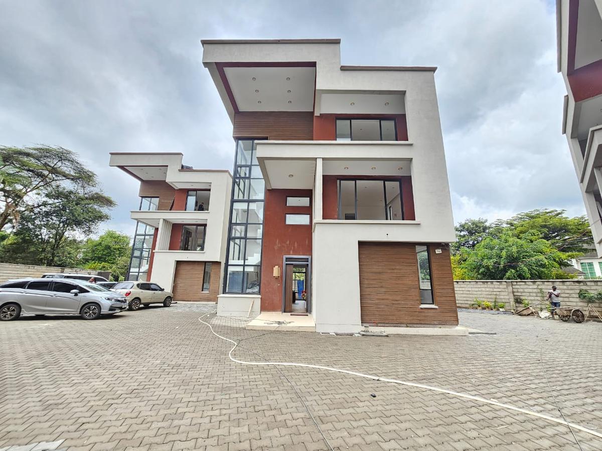 5 Bed House with En Suite in Lavington - 1