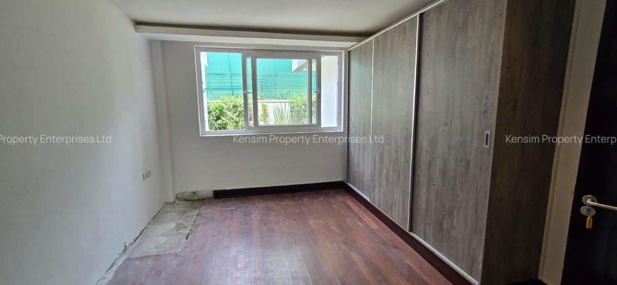 5 Bed House with En Suite in Runda - 12