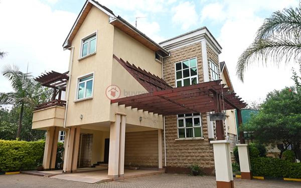 5 Bed House with En Suite in Lavington - 1