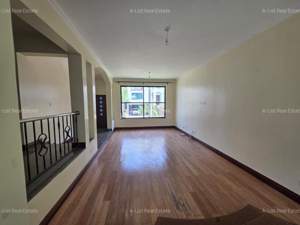 4 Bed Apartment with En Suite at Brookside - 15