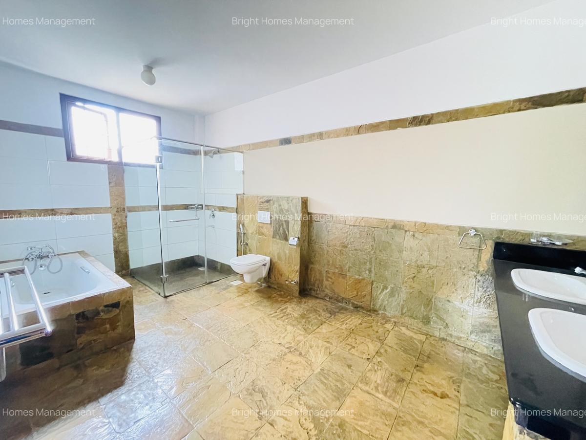 4 Bed Apartment with En Suite in Riverside - 17