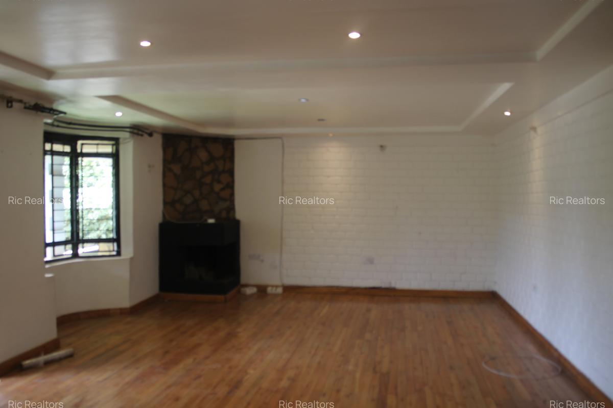 3 Bed House with En Suite at Karen - Fairacres - 8