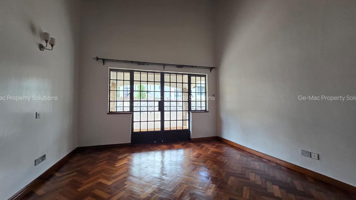 5 Bed House with En Suite in Lavington - 15