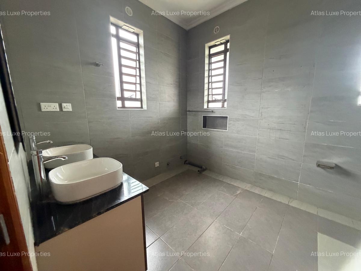 5 Bed House with En Suite at Mushroom Gardens - 14