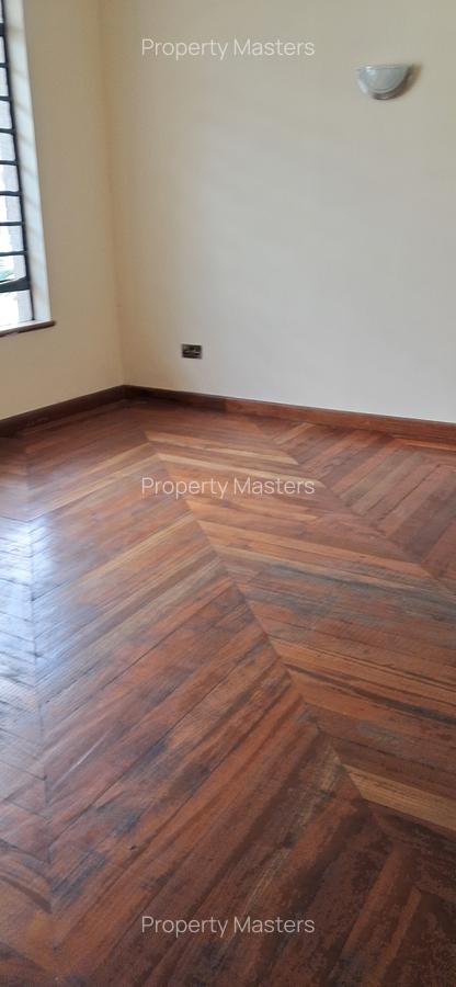 5 Bed Villa with En Suite at Convernt Drive - 2