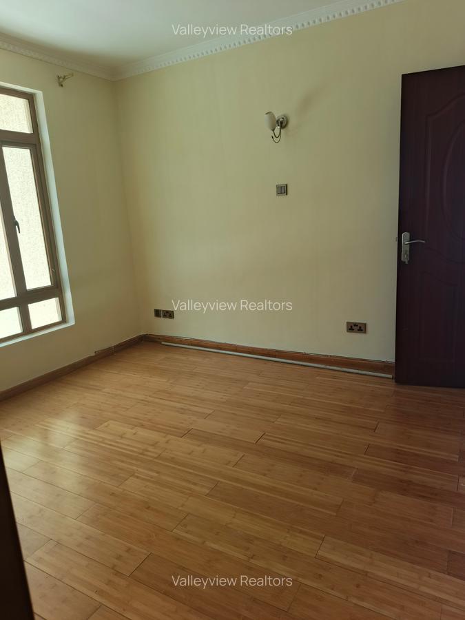 5 Bed Townhouse with En Suite at Lavington - 15