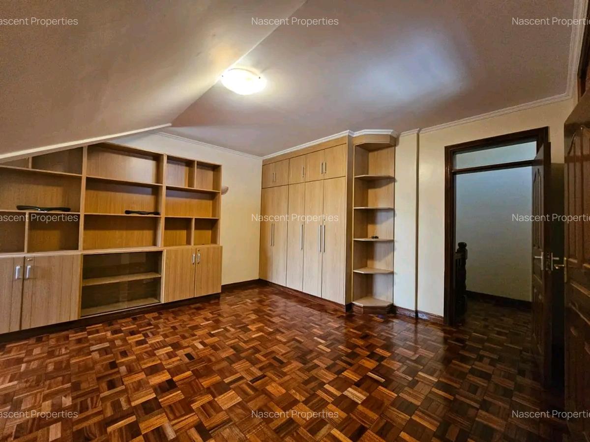 5 Bed House with En Suite in Lavington - 8