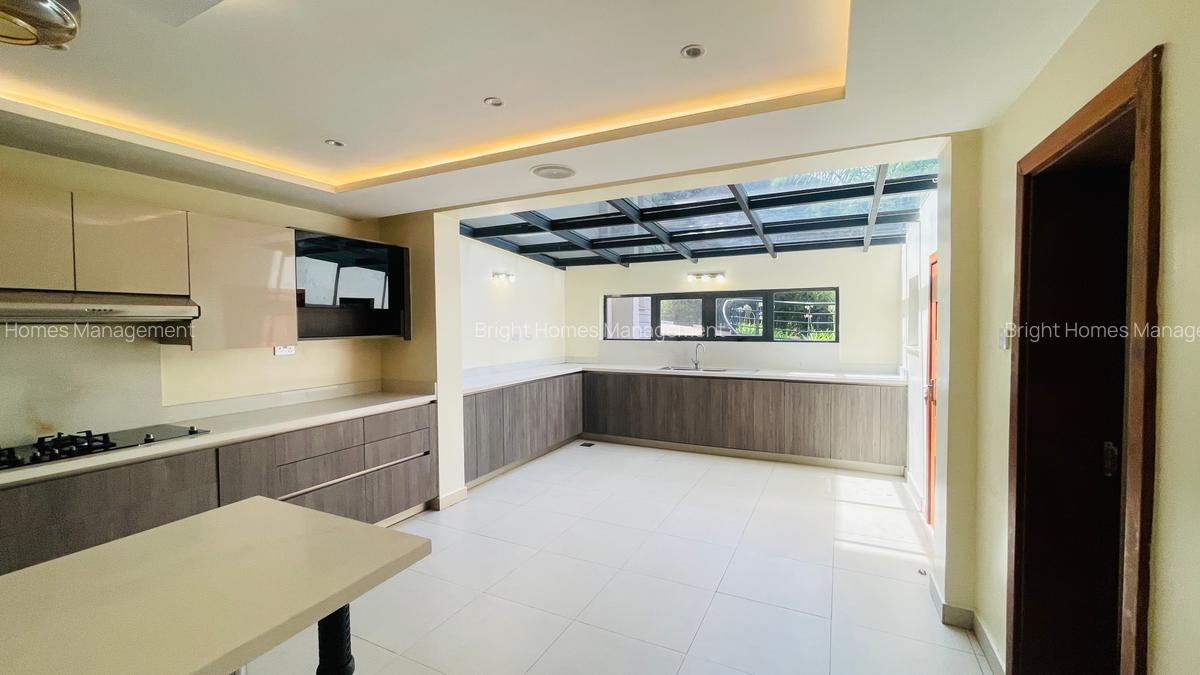 5 Bed Villa with En Suite in Spring Valley - 15