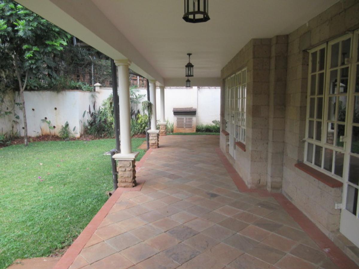 5 Bed Townhouse with En Suite at Lavington - 3