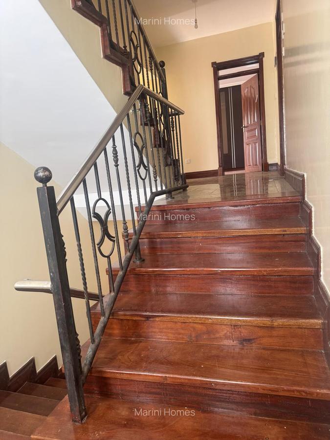 5 Bed Townhouse with En Suite in Brookside - 10