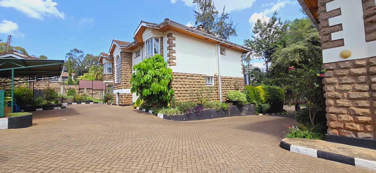 5 Bed Townhouse with En Suite at Lavington - 4