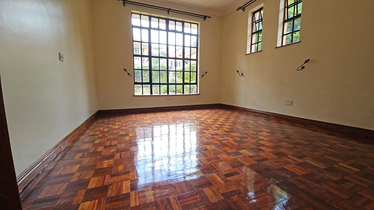 5 Bed House with En Suite in Lavington - 4